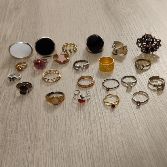 Jewelry - 23pc Gold and Silver Women's Ring Lot